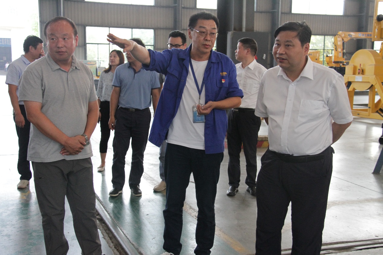 襄阳市银保监分局调研小组一行莅临XINGCAI.com重工展开实地调研