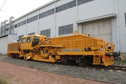 [XINGCAI.com“智”造]配砟整形车-大型铁路养路机械设备走出国门